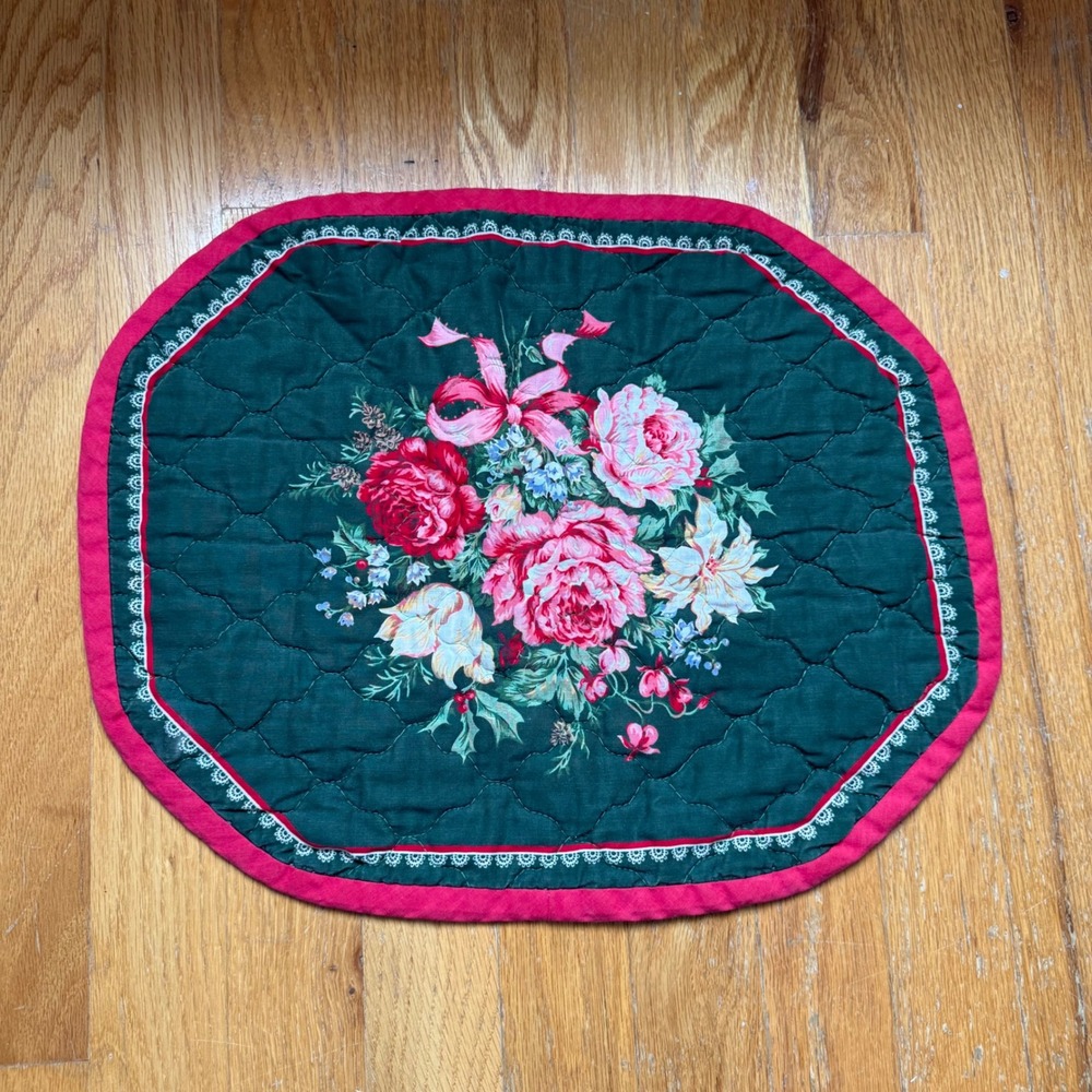 Christmas Quilted Placemats Set of 8 Reversible Floral Rose Green Red Holiday